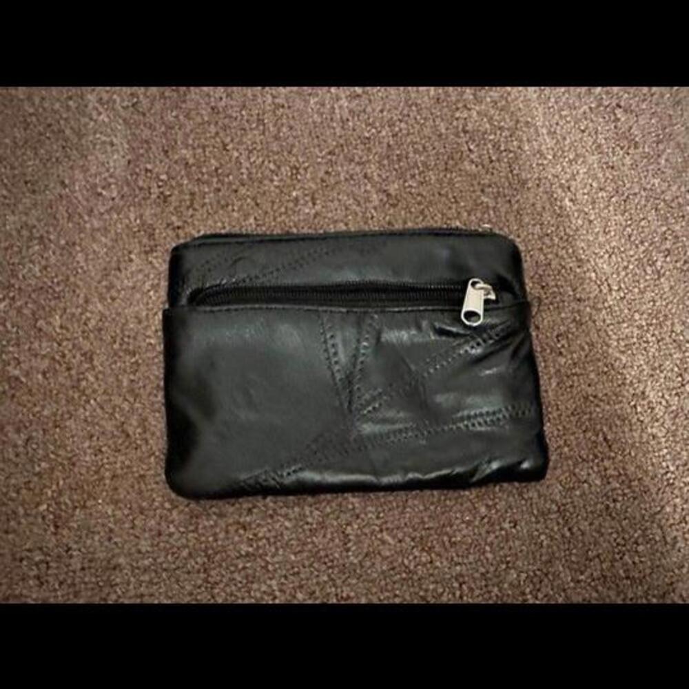 Sleek and Stylish: Classic Black Wallet for Everyday Elegance - Picture 2 of 2